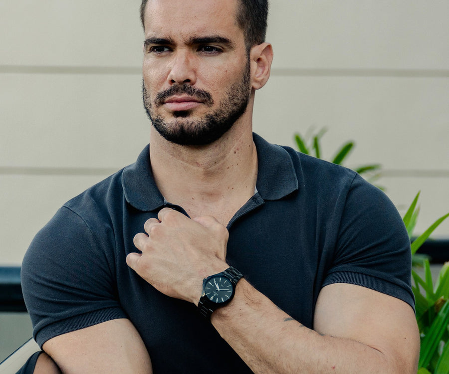 Modelo usando relógio masculino Vanglore Upclassic preto