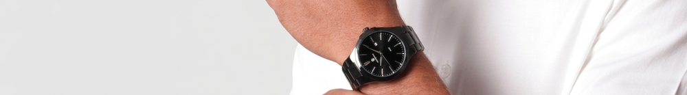 Homem de camisa branca usando o relógio Vanglore Upclassic preto
